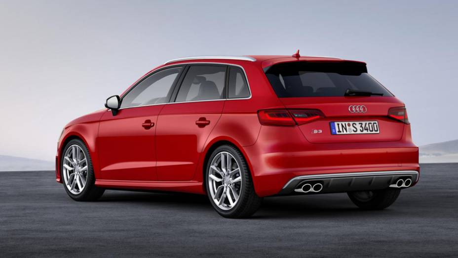 Os dois pares de ponteiras duplas identificam a versão esportiva do A3 Sportback | <a href="%20https://beta-develop.quatrorodas.abril.com.br/saloes/genebra/2013/audi-s3-sportback-734757.shtml" rel="migration">Leia mais</a>