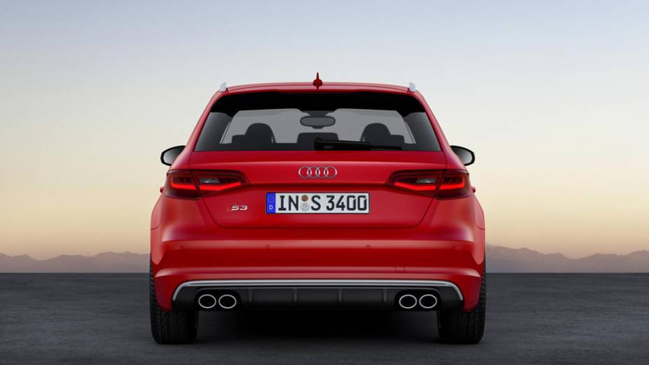 Apenas o logotipo S identifica o S3 Sportback | <a href="https://beta-develop.quatrorodas.abril.com.br/saloes/genebra/2013/audi-s3-sportback-734757.shtml" rel="migration">Leia mais</a>