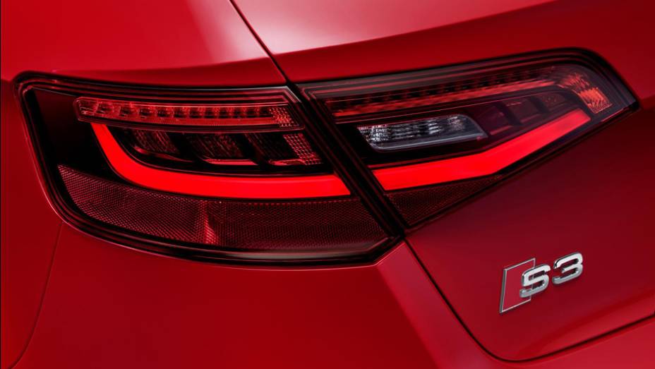 Não é só na frente que o S3 Sportback tem LEDs... | <a href="https://beta-develop.quatrorodas.abril.com.br/saloes/genebra/2013/audi-s3-sportback-734757.shtml" rel="migration">Leia mais</a>