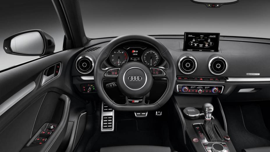 O interior tem volante esportivo e apliques de alumínio pela cabine | <a href="https://beta-develop.quatrorodas.abril.com.br/saloes/genebra/2013/audi-s3-sportback-734757.shtml" rel="migration">Leia mais</a>