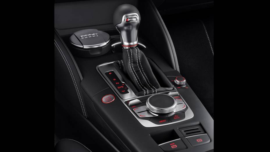 A transmiss&atilde;o automatizada S tronic com dupla embreagem &eacute; oferecida como opcional | <a href="%20https://beta-develop.quatrorodas.abril.com.br/saloes/genebra/2013/audi-s3-sportback-734757.shtml" rel="migration">Leia mais</a>