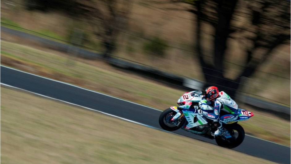 O tempo de Leon Camier foi meio segundo mais r&aacute;pido que o melhor tempo de Max Biaggi em 2012. <a href="https://beta-develop.quatrorodas.abril.com.br/moto/noticias/superbike-camier-lidera-2o-dia-phillip-island-733687.shtml" rel="migration">Leia mais</a>