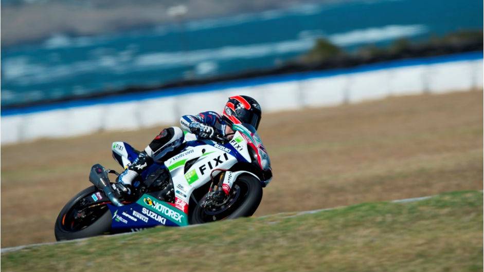 Por&eacute;m, Leon Camier n&atilde;o esperava sofrer uma tremenda queda. <a href="https://beta-develop.quatrorodas.abril.com.br/moto/noticias/superbike-camier-lidera-2o-dia-phillip-island-733687.shtml" rel="migration">Leia mais</a>