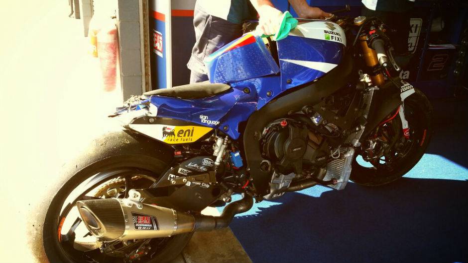 Suzuki GSX-R1000 de Leon Camier ap&oacute;s o acidente. <a href="https://beta-develop.quatrorodas.abril.com.br/moto/noticias/superbike-camier-lidera-2o-dia-phillip-island-733687.shtml" rel="migration">Leia mais</a>