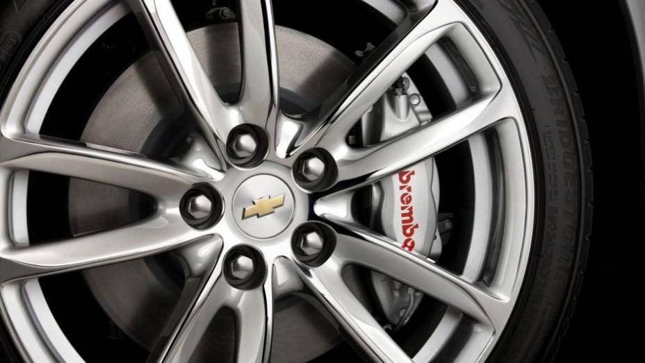 O sed&atilde; tem dire&ccedil;&atilde;o el&eacute;trica progressiva, rodas de alum&iacute;nio de 19 polegadas, e freios Brembo ventilados | <a href="%20https://beta-develop.quatrorodas.abril.com.br/saloes/new-york/2013/chevrolet-ss-737022.shtml" rel="migration">Leia mais</a>