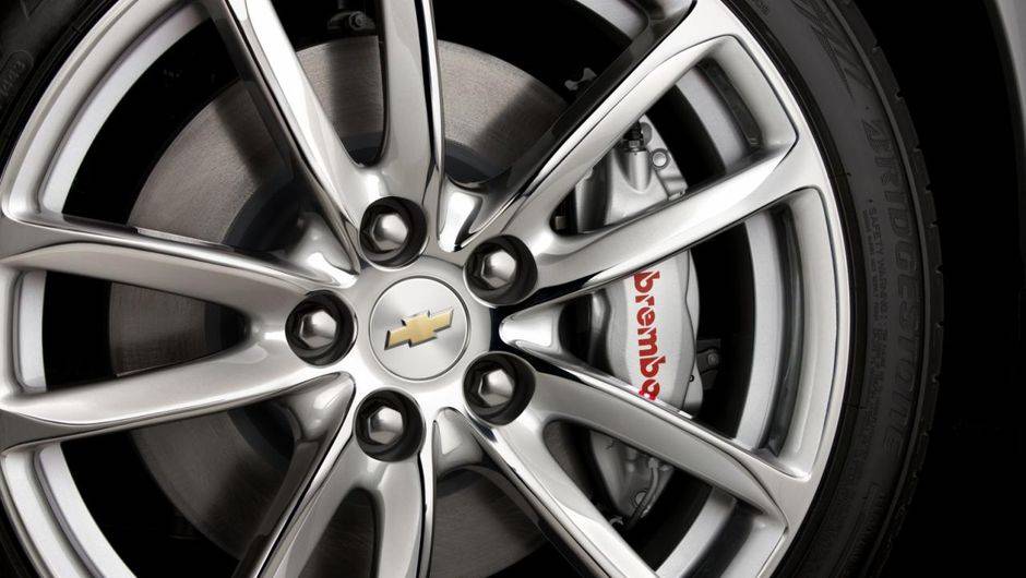 O sed&atilde; tem dire&ccedil;&atilde;o el&eacute;trica progressiva, rodas de alum&iacute;nio de 19 polegadas, e freios Brembo ventilados | <a href="%20https://beta-develop.quatrorodas.abril.com.br/saloes/new-york/2013/chevrolet-ss-737022.shtml" rel="migration">Leia mais</a>