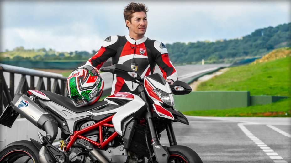 Nicky Hayden participa da nova campanha da Ducati Hypermotard. <a href="https://beta-develop.quatrorodas.abril.com.br/moto/noticias/nicky-hayden-acelera-nova-ducati-hypermotard-veja-734029.shtml" rel="migration">Leia mais</a>