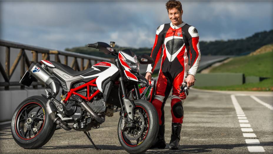 Nicky Hayden, piloto da equipe oficial da Ducati no MotoGP, acelera a Hypermotard. <a href="https://beta-develop.quatrorodas.abril.com.br/moto/noticias/nicky-hayden-acelera-nova-ducati-hypermotard-veja-734029.shtml" rel="migration">Leia mais</a>