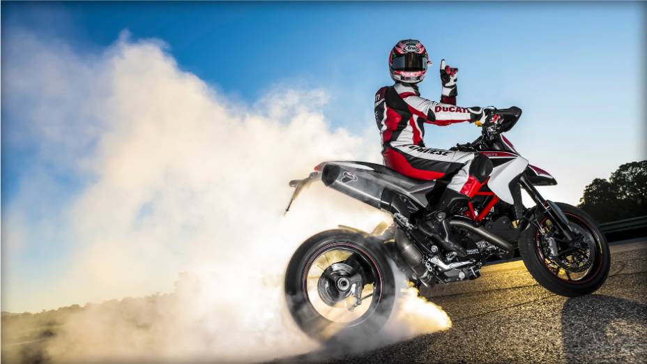 No vídeo de divulgação, Nicky Hayden está entediado durante um almoço com uma mulher e começa a flertar com a Ducati Hypermotard. <a href="%20https://beta-develop.quatrorodas.abril.com.br/moto/noticias/nicky-hayden-acelera-nova-ducati-hypermotard-veja-734029.shtml" rel="migration">Leia</a> No vídeo de divulgação, Nicky Hayden está entediado durante um almoço com uma mulher e começa a flertar com a Ducati Hypermotard. <a href="%20https://beta-develop.quatrorodas.abril.com.br/moto/noticias/nicky-hayden-acelera-nova-ducati-hypermotard-veja-734029.shtml" rel="migration">Leia</a>