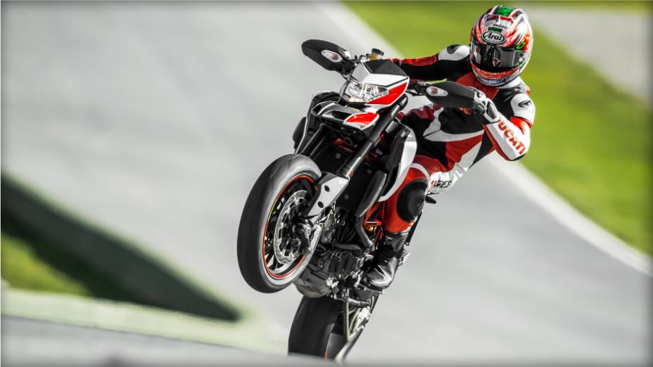 Quando tem a oportunidade, Nicky Hayden escapa do restaurante para dar uma acelerada na motocicleta. <a href="https://beta-develop.quatrorodas.abril.com.br/moto/noticias/nicky-hayden-acelera-nova-ducati-hypermotard-veja-734029.shtml" rel="migration">Leia mais</a> Quando tem a oportunidade, Nicky Hayden escapa do restaurante para dar uma acelerada na motocicleta. <a href="https://beta-develop.quatrorodas.abril.com.br/moto/noticias/nicky-hayden-acelera-nova-ducati-hypermotard-veja-734029.shtml" rel="migration">Leia mais</a>