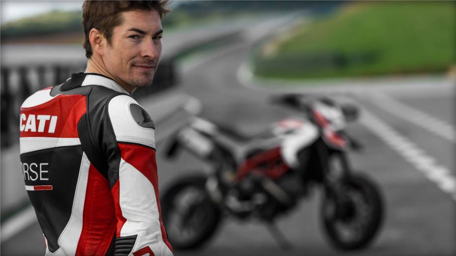 Nicky Hayden acelera a nova Ducati Hypermotard. <a href="https://beta-develop.quatrorodas.abril.com.br/moto/noticias/nicky-hayden-acelera-nova-ducati-hypermotard-veja-734029.shtml" rel="migration">Leia mais</a>