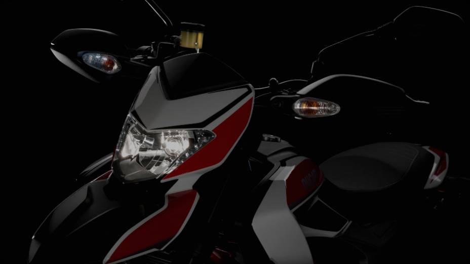 Nova Ducati Hypermotard tem um motor de 821 cc. <a href="https://beta-develop.quatrorodas.abril.com.br/moto/noticias/nicky-hayden-acelera-nova-ducati-hypermotard-veja-734029.shtml" rel="migration">Leia mais</a>