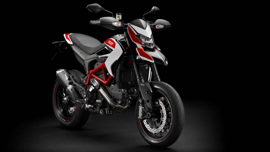 A nova Ducati Hypermotard.gera 110 cavalos de potência. <a href="https://beta-develop.quatrorodas.abril.com.br/moto/noticias/nicky-hayden-acelera-nova-ducati-hypermotard-veja-734029.shtml" rel="migration">Leia mais</a>