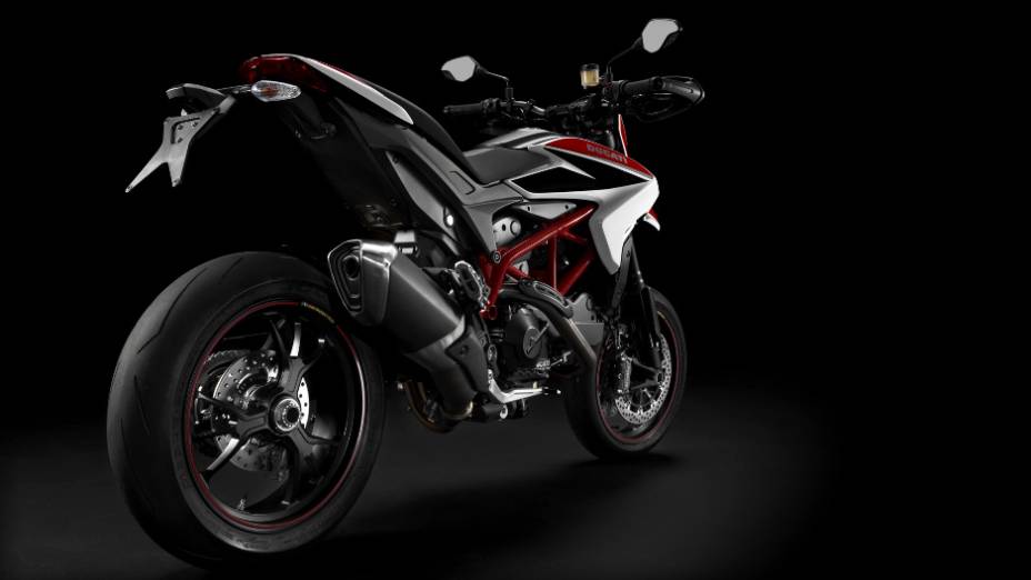 Nova Ducati Hypermotard apresenta um torque de 9,08 kgf.m a 7.750 rpm. <a href="https://beta-develop.quatrorodas.abril.com.br/moto/noticias/nicky-hayden-acelera-nova-ducati-hypermotard-veja-734029.shtml" rel="migration">Leia mais</a>