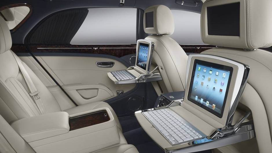 Um deles &eacute; o Entertainment, que conta com mesas no verso dos bancos dianteiros, desenhadas para iPad e teclado | <a href="%20https://beta-develop.quatrorodas.abril.com.br/saloes/genebra/2013/bentley-mulsanne-2014-734713.shtml" rel="migration">Leia mais</a>