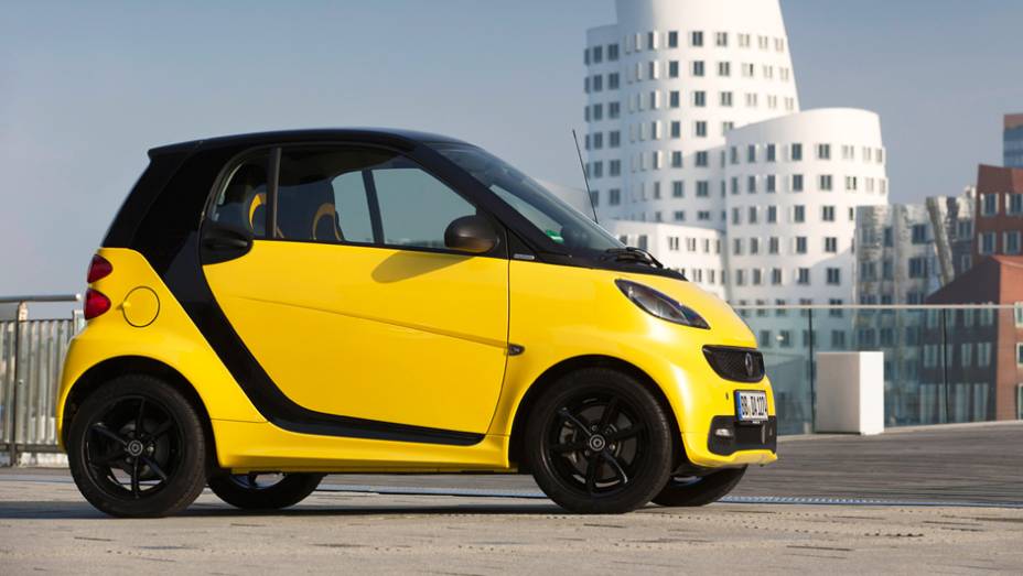 Tem detalhes em preto, tais como espelhos e rodas de 15 polegadas | <a href="https://beta-develop.quatrorodas.abril.com.br/saloes/genebra/2013/smart-fortwo-cityflame-734569.shtml" rel="migration">Leia mais</a>