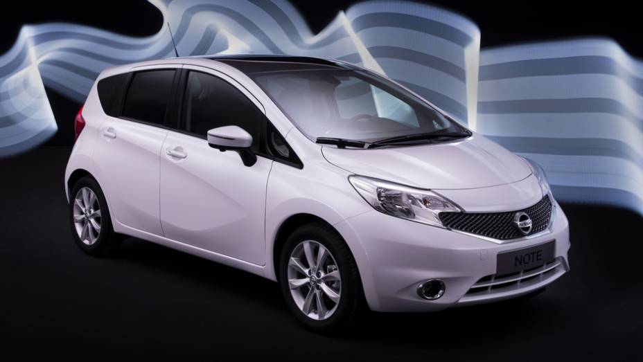 Chamado apenas de Note, o carro é visualmente idêntico ao modelo revelado no Japão | <a href="%20https://beta-develop.quatrorodas.abril.com.br/saloes/genebra/2013/nissan-note-734148.shtml" rel="migration">Leia mais</a>