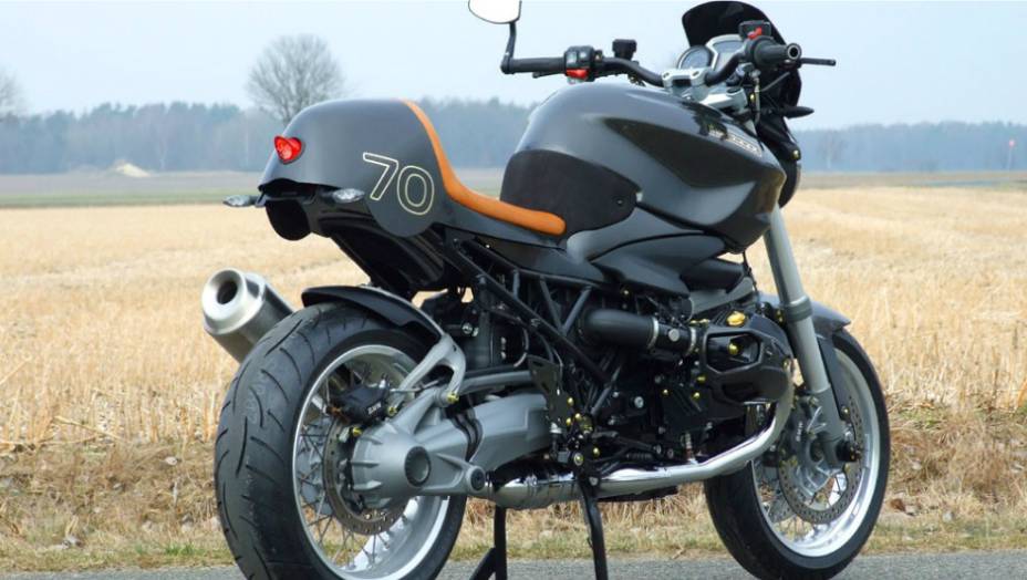 BMW R1200 CR-T da Metisse tomou como base a BMW R1200 R. <a href="https://beta-develop.quatrorodas.abril.com.br/moto/noticias/bmw-r1200-cr-t-customizada-metisse-734221.shtml" rel="migration">Leia mais</a>