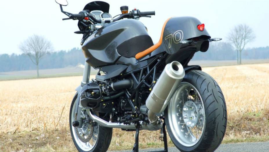 O design desta moto, que é feita de fibra de carbono, foi feito por Horst Edler. <a href="https://beta-develop.quatrorodas.abril.com.br/moto/noticias/bmw-r1200-cr-t-customizada-metisse-734221.shtml" rel="migration">Leia mais</a>