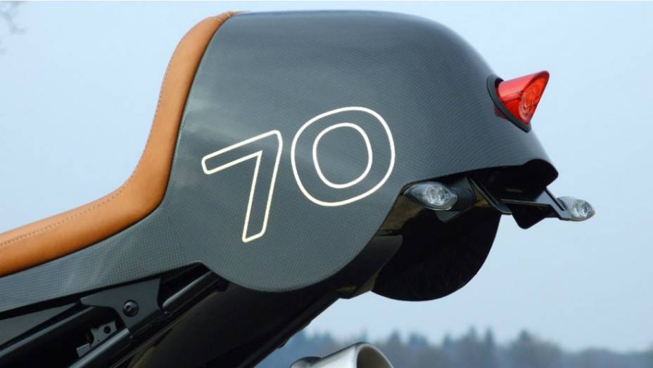 O kiti de customização da BMW R1200 CR-T pode ser adquirido por € 3.990. <a href="https://beta-develop.quatrorodas.abril.com.br/moto/noticias/bmw-r1200-cr-t-customizada-metisse-734221.shtml" rel="migration">Leia mais</a>