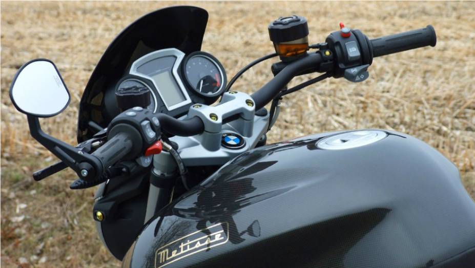 BMW R1200 CR-T, customizada por Metisse. <a href="https://beta-develop.quatrorodas.abril.com.br/moto/noticias/bmw-r1200-cr-t-customizada-metisse-734221.shtml" rel="migration">Leia mais</a>