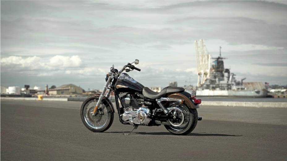 Harley-Davidson Dyna Super Glide Custom 110th Anniversary Edition é a versão especial do modelo que representa o autêntico estilo custom da Harley-Davidson. <a href="%20https://beta-develop.quatrorodas.abril.com.br/moto/noticias/harley-davidson-faz-110-anos-prepara-festa" rel="migration"></a>