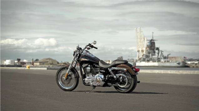 Harley-Davidson Dyna Super Glide Custom 110th Anniversary Edition é a versão especial do modelo que representa o autêntico estilo custom da Harley-Davidson. <a href="%20https://beta-develop.quatrorodas.abril.com.br/moto/noticias/harley-davidson-faz-110-anos-prepara-festa" rel="migration"></a> Harley-Davidson Dyna Super Glide Custom 110th Anniversary Edition é a versão especial do modelo que representa o autêntico estilo custom da Harley-Davidson. <a href="%20https://beta-develop.quatrorodas.abril.com.br/moto/noticias/harley-davidson-faz-110-anos-prepara-festa" rel="migration"></a>