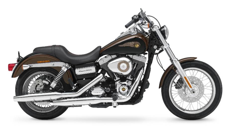 A H-D Dyna Super Glide Custom 110th Anniversary Edition tem preço sugerido de R$ 41.900,00. <a href="https://beta-develop.quatrorodas.abril.com.br/moto/noticias/harley-davidson-faz-110-anos-prepara-festa-734354.shtml" rel="migration">Leia mais</a>