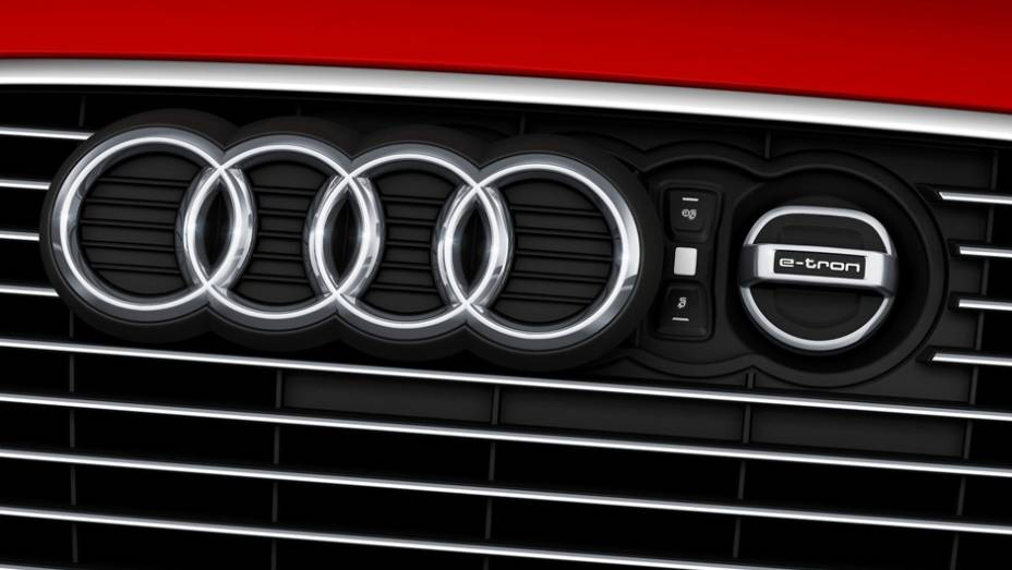 Com tanta tecnologia, o carro acelera de 0 a 100 km/h em 7,6 segundos, chegando aos 222 km/h | <a href="%20https://beta-develop.quatrorodas.abril.com.br/saloes/genebra/2013/audi-a3-e-tron-734416.shtml" rel="migration">Leia mais</a>