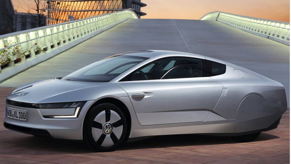 Conta ainda com a assistência de um motor elétrico de 27 cv, alimentado por uma bateria de 5.5 kWh | <a href="%20https://beta-develop.quatrorodas.abril.com.br/saloes/genebra/2013/vw-xl1-734390.shtml" rel="migration">Leia mais</a>