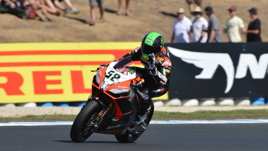 Eugene Laverty foi o segundo colocado na primeira corrida e garantiu a vitória na segunda prova. <a href="https://beta-develop.quatrorodas.abril.com.br/moto/noticias/sbk-aprilia-domina-corridas-phillip-island-734484.shtml" rel="migration">Leia mais</a>