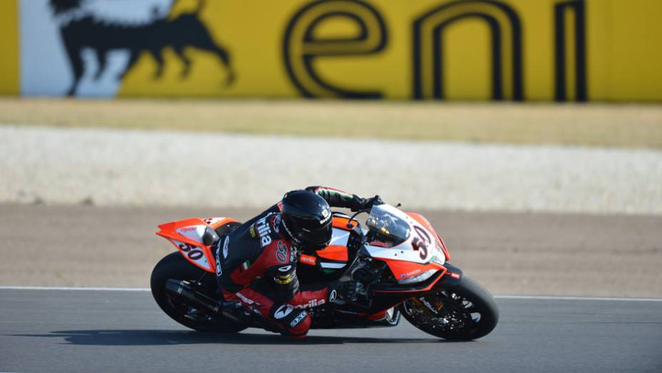 Sylvain Guintoli garantiu o lugar mais alto do p&oacute;dio na primeira corrida. <a href="https://beta-develop.quatrorodas.abril.com.br/moto/noticias/sbk-aprilia-domina-corridas-phillip-island-734484.shtml" rel="migration">Leia mais</a>