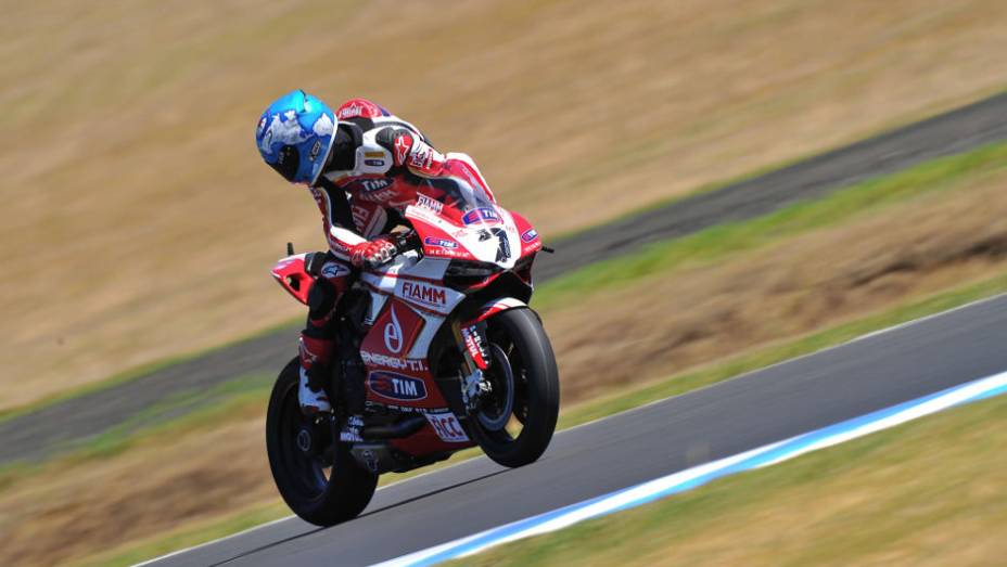 Carlos Checa (Ducati) participou somente da primeira corrida, ap&oacute;s se envolver em acidente com Melandri. <a href="%20https://beta-develop.quatrorodas.abril.com.br/moto/noticias/sbk-aprilia-domina-corridas-phillip-island-734484.shtml" rel="migration">Leia mais</a>