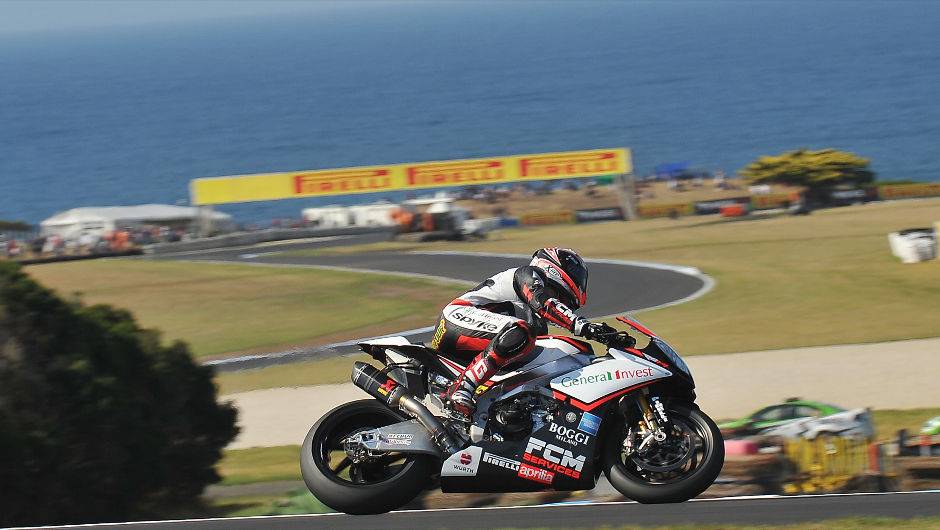 O italiano Michel Fabrizio, da Red Devils Roma (Aprilia), garantiu o terceiro lugar na primeira prova. <a href="%20https://beta-develop.quatrorodas.abril.com.br/moto/noticias/sbk-aprilia-domina-corridas-phillip-island-734484.shtml" rel="migration">Leia mais</a> O italiano Michel Fabrizio, da Red Devils Roma (Aprilia), garantiu o terceiro lugar na primeira prova. <a href="%20https://beta-develop.quatrorodas.abril.com.br/moto/noticias/sbk-aprilia-domina-corridas-phillip-island-734484.shtml" rel="migration">Leia mais</a>