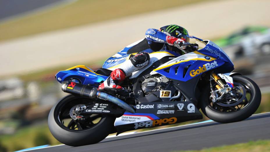 Chaz Davies (BMW) terminou a primeira corrida em quarto. <a href="https://beta-develop.quatrorodas.abril.com.br/moto/noticias/sbk-aprilia-domina-corridas-phillip-island-734484.shtml" rel="migration">Leia mais</a>