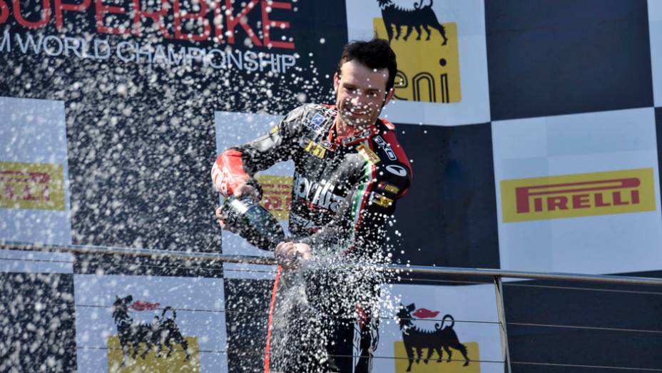 Sylvain Guintoli comemorou bastante sua vitória na primeira corrida. <a href="https://beta-develop.quatrorodas.abril.com.br/moto/noticias/sbk-aprilia-domina-corridas-phillip-island-734484.shtml" rel="migration">Leia mais</a> Sylvain Guintoli comemorou bastante sua vitória na primeira corrida. <a href="https://beta-develop.quatrorodas.abril.com.br/moto/noticias/sbk-aprilia-domina-corridas-phillip-island-734484.shtml" rel="migration">Leia mais</a>
