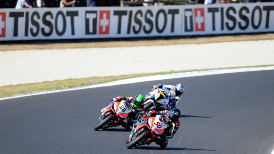 Francês Sylvain Guintoli, da Aprilia, lidera primeiro pelotão. <a href="https://beta-develop.quatrorodas.abril.com.br/moto/noticias/sbk-aprilia-domina-corridas-phillip-island-734484.shtml" rel="migration">Leia mais</a>