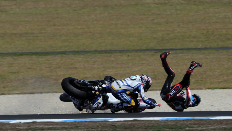 Marco Melandri (BMW) e Carlos Checa se envolveram em acidente durante a primeira corrida. <a href="https://beta-develop.quatrorodas.abril.com.br/moto/noticias/sbk-aprilia-domina-corridas-phillip-island-734484.shtml" rel="migration">Leia mais</a>