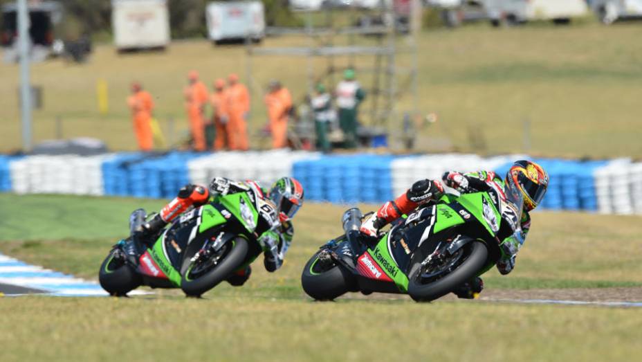 O francês Loris Baz (76, Kawasaki) ficou na sexta posição na primeira corrida. <a href="https://beta-develop.quatrorodas.abril.com.br/moto/noticias/sbk-aprilia-domina-corridas-phillip-island-734484.shtml" rel="migration">Leia mais</a>