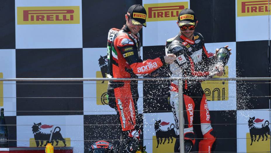 Aprilia dominou o p&oacute;dio na primeira corrida, com Guintoli, Laverty e Fabrizio. <a href="https://beta-develop.quatrorodas.abril.com.br/moto/noticias/sbk-aprilia-domina-corridas-phillip-island-734484.shtml" rel="migration">Leia mais</a>