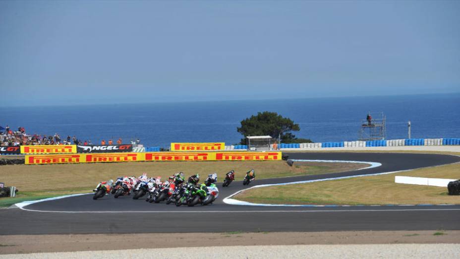 Corridas aconteceram neste domingo (24), na Austrália. <a href="https://beta-develop.quatrorodas.abril.com.br/moto/noticias/sbk-aprilia-domina-corridas-phillip-island-734484.shtml" rel="migration">Leia mais</a>