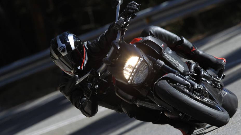 Ducati Diavel Carbon está sendo montada na fábrica da Dafra em Manaus (AM). <a href="https://beta-develop.quatrorodas.abril.com.br/moto/noticias/ducati-diavel-custara-partir-r-58-900-734688.shtml" rel="migration">Leia mais</a>