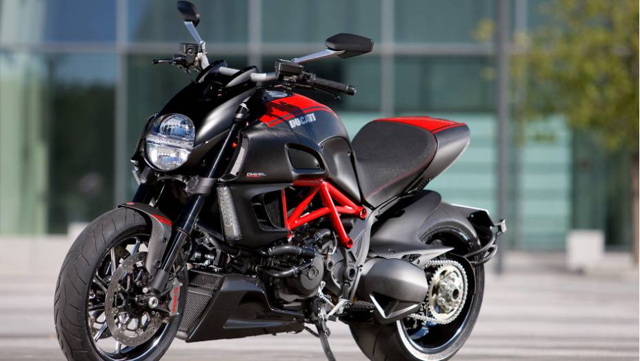 Ducati Diavel Carbon custar&aacute; R$ 69.900. <a href="https://beta-develop.quatrorodas.abril.com.br/moto/noticias/ducati-diavel-custara-partir-r-58-900-734688.shtml" rel="migration">Leia mais</a>