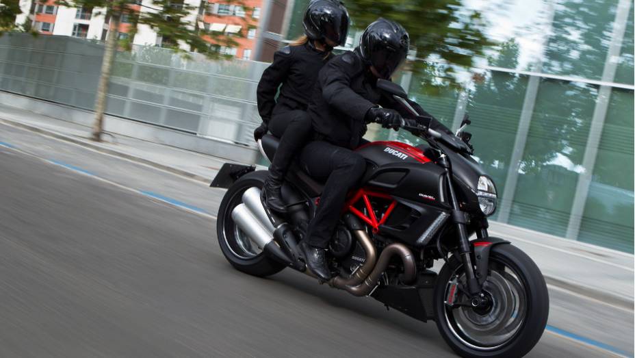 A Ducati Diavel é capaz de gerar 162 cavalos de potência a 9.500 rpm e um torque máximo de 13 kgf.m a 8.000 rpm. <a href="%20https://beta-develop.quatrorodas.abril.com.br/moto/noticias/ducati-diavel-custara-partir-r-58-900-734688.shtml" rel="migration">Leia mais</a>