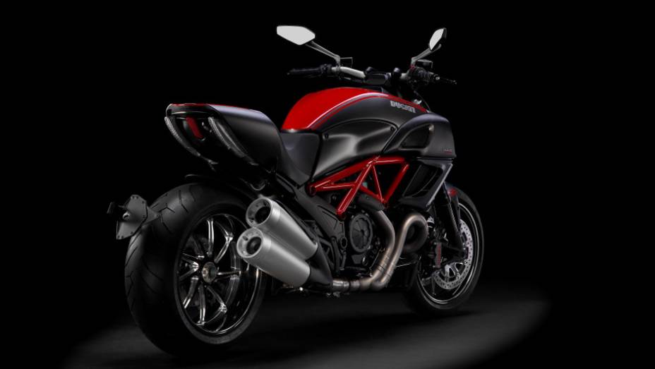 A Ducati Diavel também está equipada com o que há de mais tecnológico, como freios ABS, controle de tração (Ducati Traction Control) e acelerador eletrônico (Ride by Wire). <a href="%20https://beta-develop.quatrorodas.abril.com.br/moto/noticias/ducati-diavel-custara-part" rel="migration"></a>