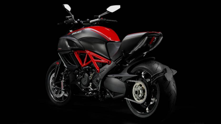 Como o pr&oacute;prio nome j&aacute; diz, as principais diferen&ccedil;as entre a Diavel Standard e a Diavel Carbon s&atilde;o os componentes em fibra de carbono e as rodas Marchesini da vers&atilde;o topo de linha. <a href="%20https://beta-develop.quatrorodas.abril.com.br/moto/noticias/ducati-diavel-cust" rel="migration"></a>