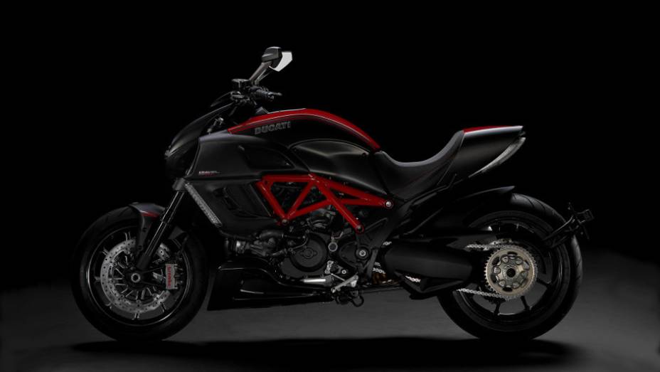 Ducati Diavel &eacute; montada em regime de CKD (Completely Knock-Down - pe&ccedil;as s&atilde;o enviadas separadamente para que sejam montadas no destino final) na f&aacute;brica da Dafra em Manaus (AM). <a href="%20https://beta-develop.quatrorodas.abril.com.br/moto/noticias/ducati-diavel-custara-" rel="migration"></a>