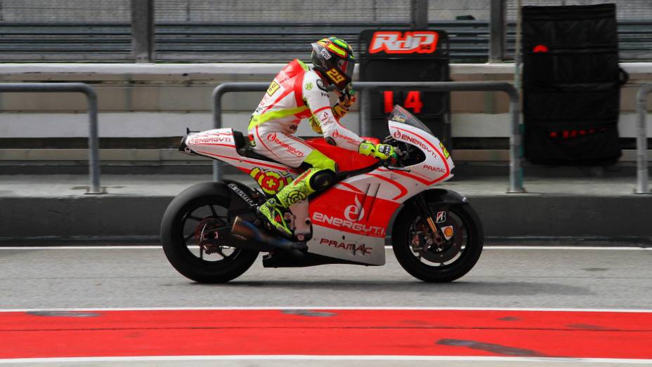 Andrea Iannone (Energy T.I. Pramac Racing Team) fez o 11º tempo. <a href="https://beta-develop.quatrorodas.abril.com.br/moto/noticias/motogp-lorenzo-supera-pedrosa-sepang-734732.shtml" rel="migration">Leia mais</a>