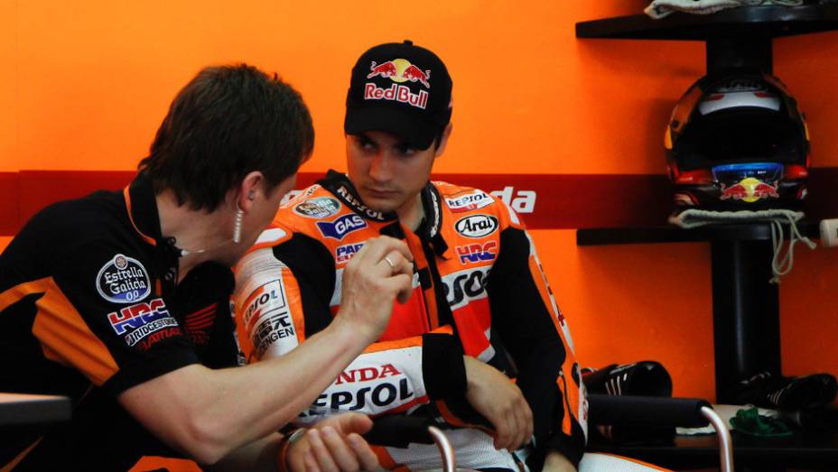 Dani Pedrosa escuta instru&ccedil;&otilde;es nos boxes. <a href="https://beta-develop.quatrorodas.abril.com.br/moto/noticias/motogp-lorenzo-supera-pedrosa-sepang-734732.shtml" rel="migration">Leia mais</a>