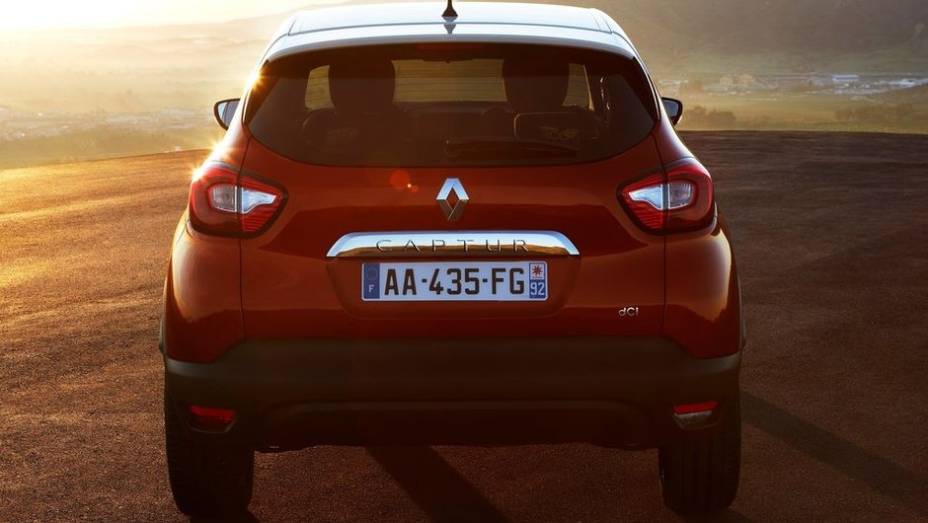 O estilo arrojado traz formas esportivas, carroceria com pintura em dois tons e teto com uma suave curvatura em direção à traseira | <a href="%20https://beta-develop.quatrorodas.abril.com.br/saloes/genebra/2013/renault-captur-734871.shtml" rel="migration">Leia mais</a> O estilo arrojado traz formas esportivas, carroceria com pintura em dois tons e teto com uma suave curvatura em direção à traseira | <a href="%20https://beta-develop.quatrorodas.abril.com.br/saloes/genebra/2013/renault-captur-734871.shtml" rel="migration">Leia mais</a>